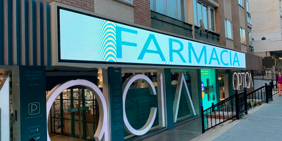 imagen de una pantalla led para escaparate ubicada en una farmacia