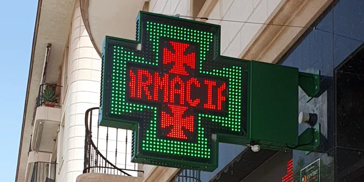 imagen de una cruz de farmacia led de día para el articulo el significado de la cruz de farmacia