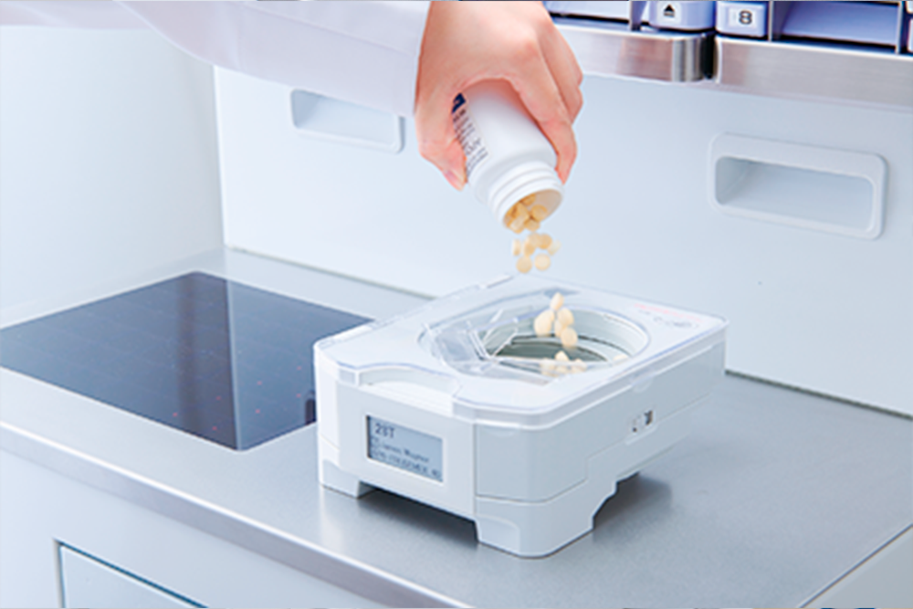 imagen de la carga de pastillas en la máquina de emblistado automatico Mindose