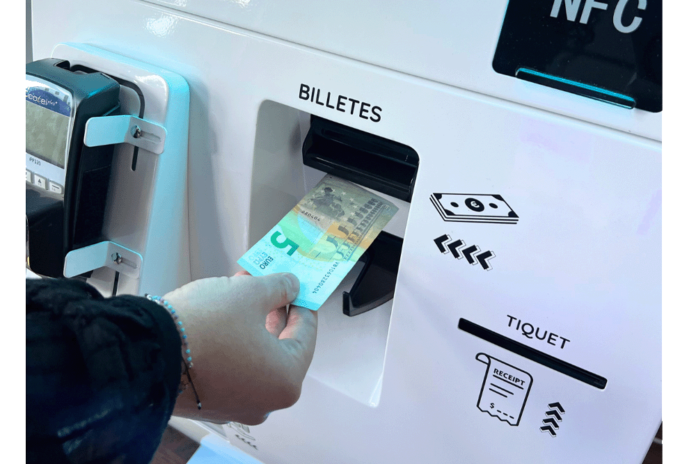 imagen del pago con billetes en el quiosco de pago automático