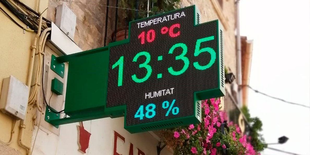 cruz de farmacia marcando hora y temperatura