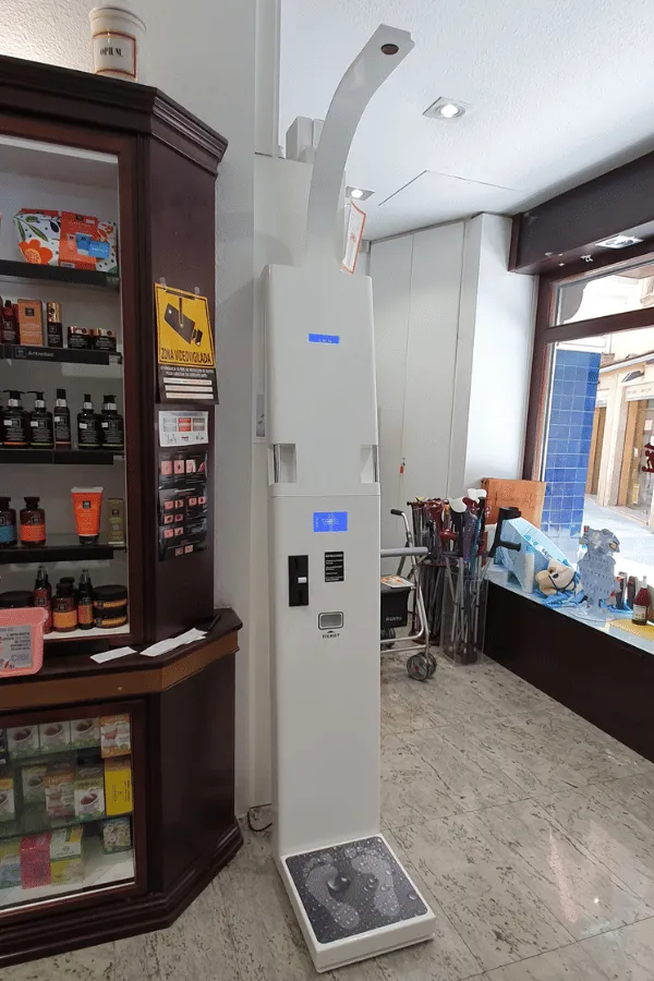 imagen de la báscula expopeso basic en una farmacia