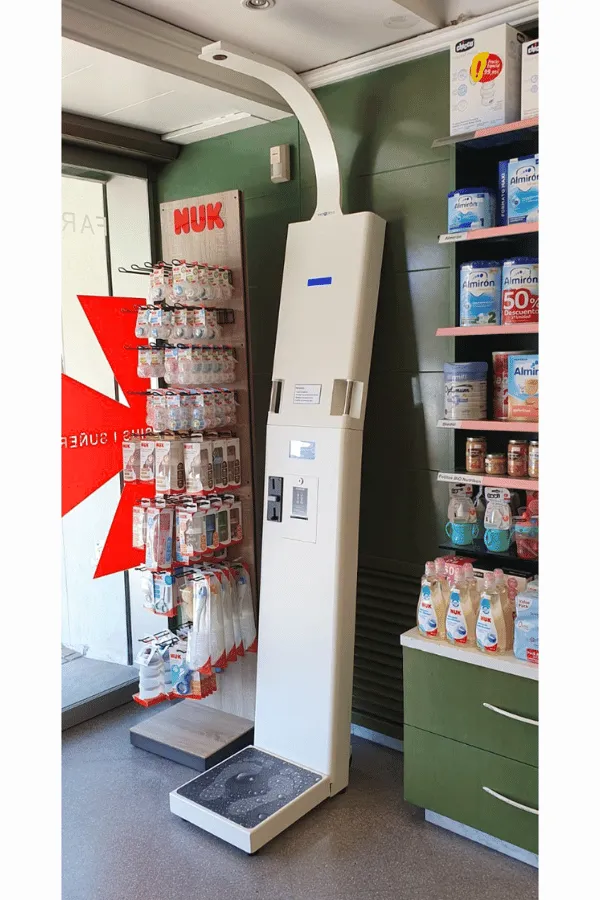imagen de la báscula para farmacia expopeso basic en una entrada de la farmacia
