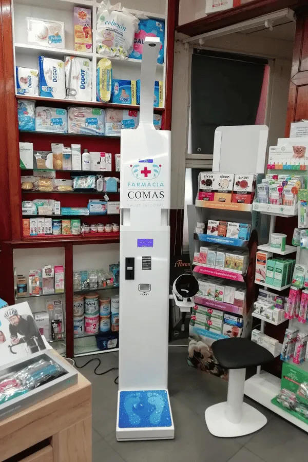 báscula expopeso basic con tensiómetro en una farmacia