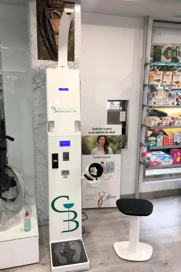 báscula expopeso basic con tenisómetro en una farmacia