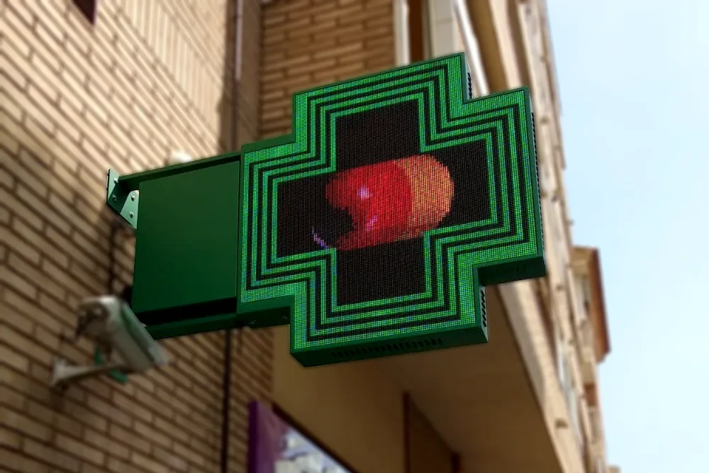 imagen de la cruz de farmacia halley en una farmacia con sus animaciones