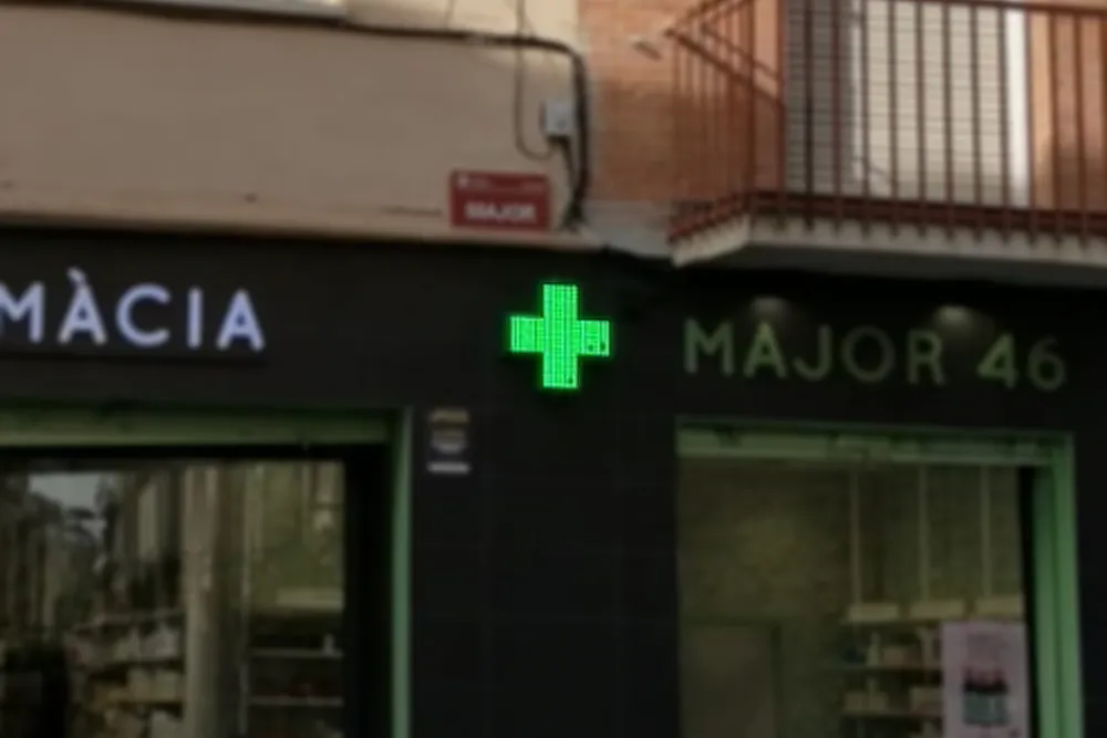 imagen de la cruz de farmacia junior en una fachada de farmacia