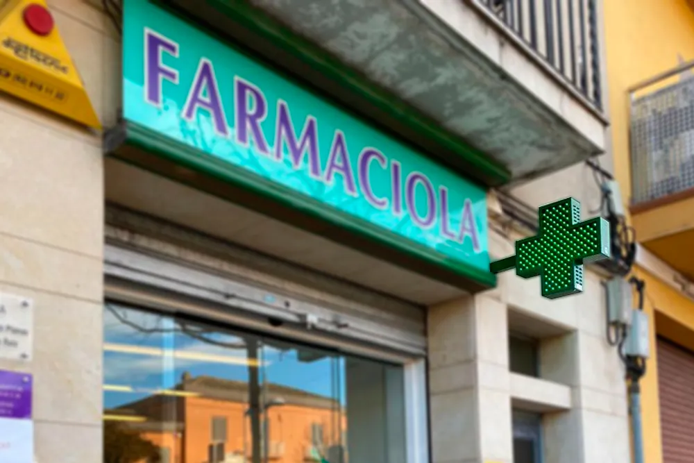 imagen de la cruz de farmacia junior en la fachada de una farmacaia