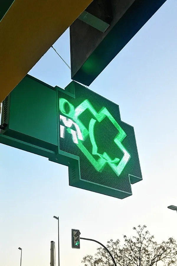 iamgen de la cruz de farmacia sirius con animaciones