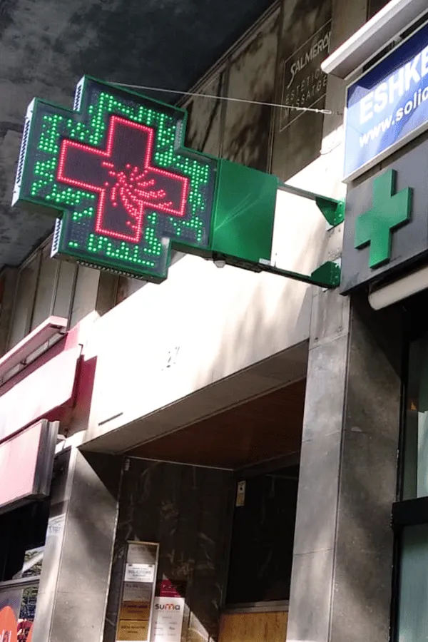 iamgen de la cruz de farmacia ramiro en una farmacia