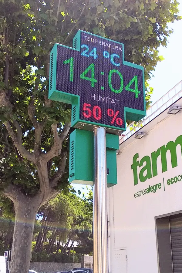 imagen de la hora y temperatura en una cruz de farmacia halley