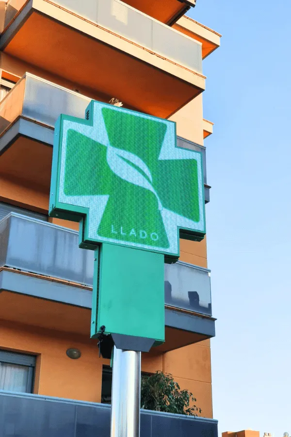 imagen de la cruz de farmacia sirius con logo de farmacia