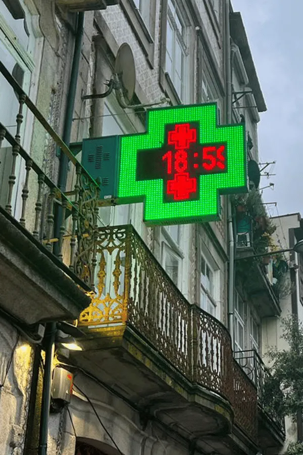 imagen de la cruz de farmacia ramiro
