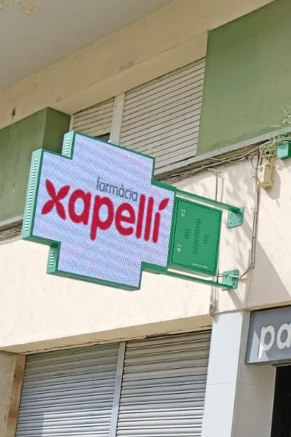 imagen de la cruz de farmacia halley con el logo de da la farmacia