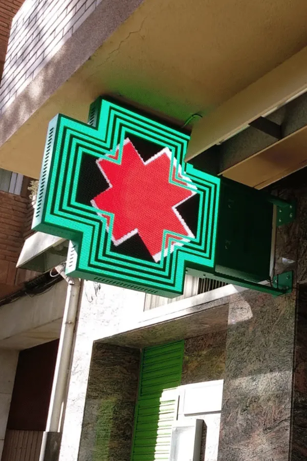 imagen de animaciones en la cruz de farmacia halley