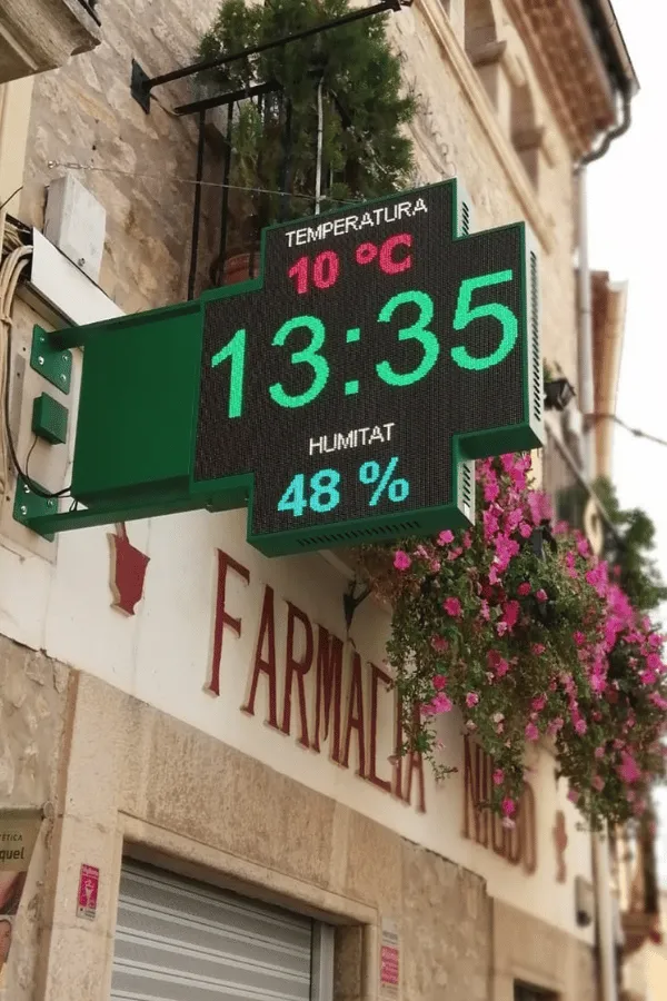 imagen de hora y temperatura en la cruz de farmacia de expofarm