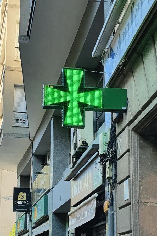 iamgen de la cruz de farmacia norma de expofarm en una farmacia