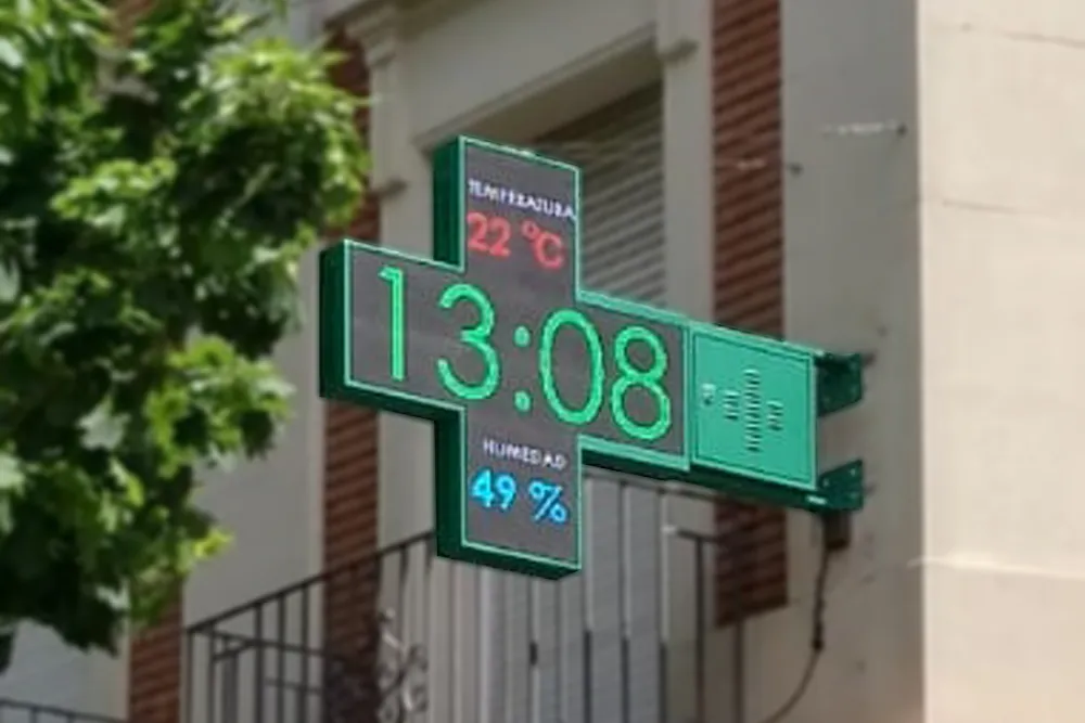 imagen de hora, temperatura y humedad en la cruz de farmacia orion