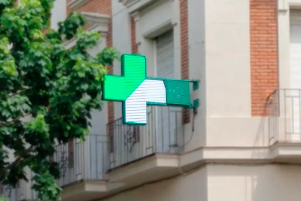 iamgen de la cruz de farmacia orion y sus animaciones en una farmacia