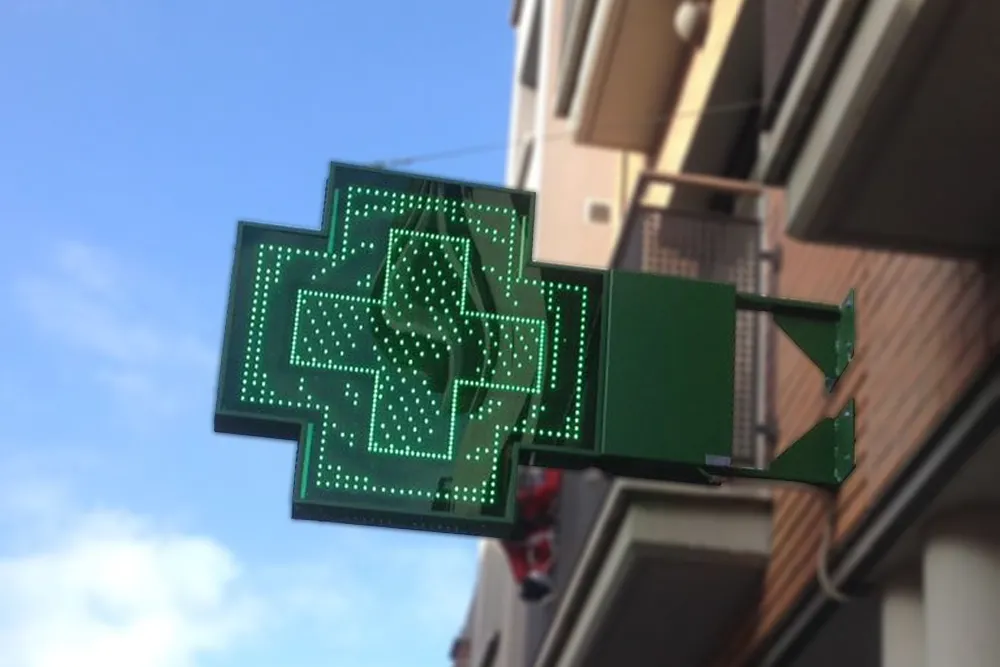 imagen de la cruz de farmacia ramiro verde / verde