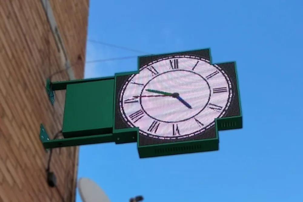 imagen de la cruz de farmacia sirius con el reloj marcando la hora