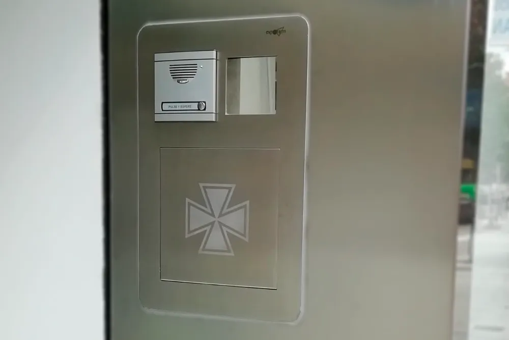 imagen del dispensador nocturno de expofarm en una pared de una farmacia