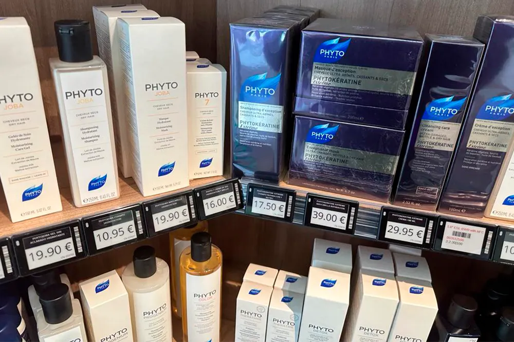 imagen de las etiquetas negras de farmacia de Expofarm en una estantería