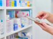 Farmacéutica optimizando los procesos de trabajo en una farmacia mediante soluciones de automatización.