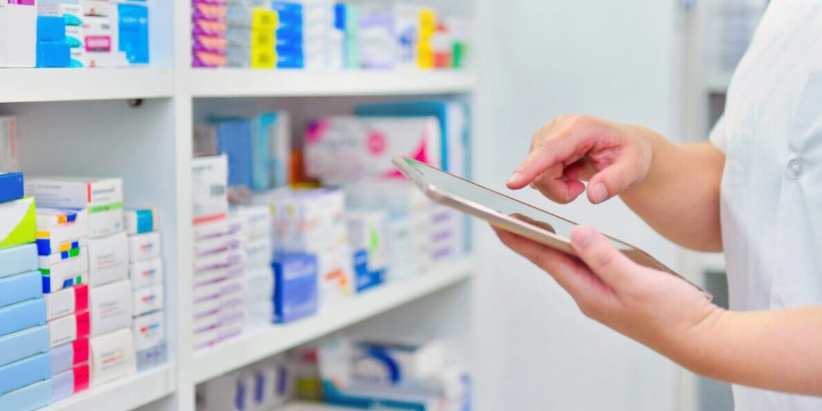automatizacion-farmacia-procesos Farmacéutica optimizando los procesos de trabajo en una farmacia mediante soluciones de automatización.