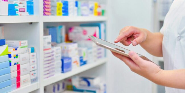 Farmacéutica optimizando los procesos de trabajo en una farmacia mediante soluciones de automatización.