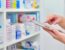 Farmacéutica optimizando los procesos de trabajo en una farmacia mediante soluciones de automatización.
