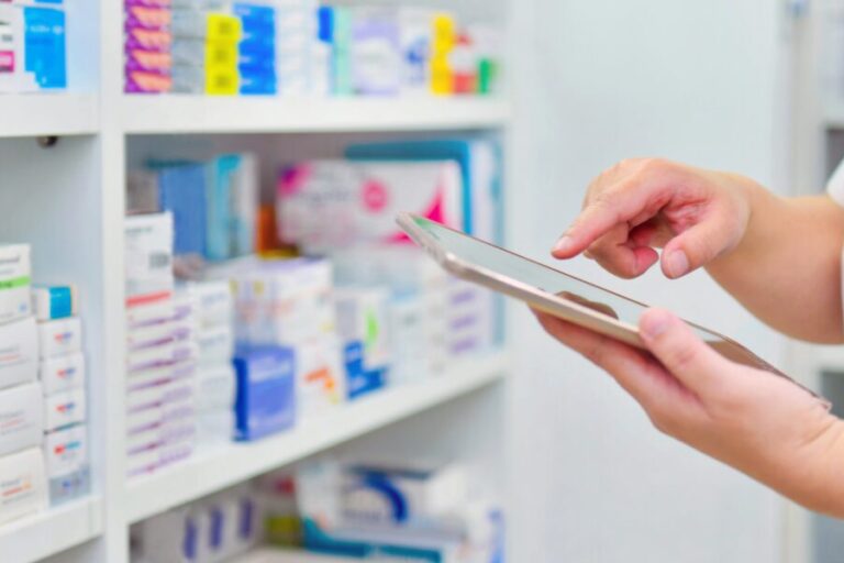 Farmacéutica optimizando los procesos de trabajo en una farmacia mediante soluciones de automatización.