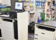 Sistema de cobro automático con cajón inteligente para la gestión del efectivo en una farmacia.