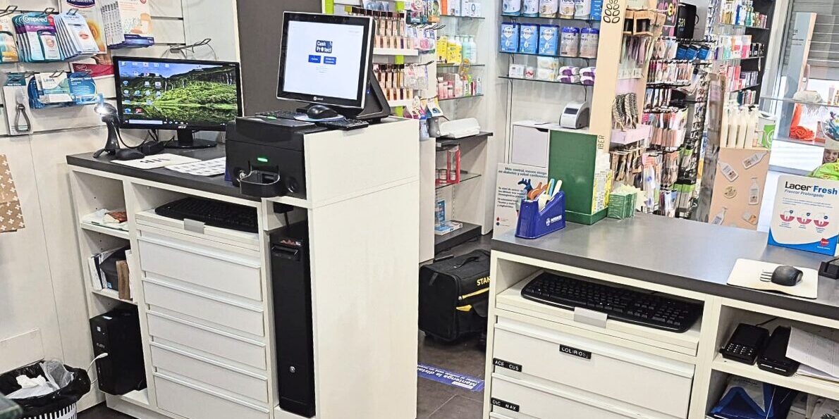 cajon-inteligente-farmacia Sistema de cobro automático con cajón inteligente para la gestión del efectivo en una farmacia.