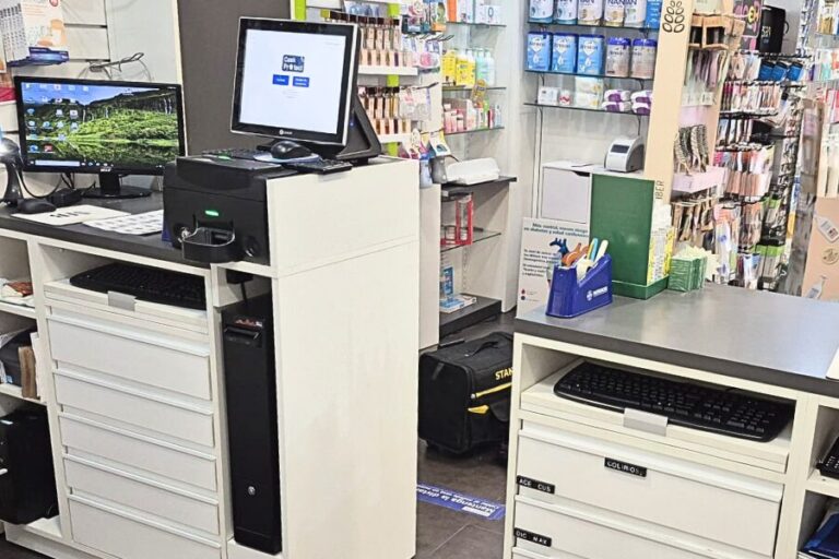 Sistema de cobro automático con cajón inteligente para la gestión del efectivo en una farmacia.