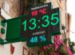 Fachada de una farmacia con una cruz LED visible para atraer la atención de los peatones.