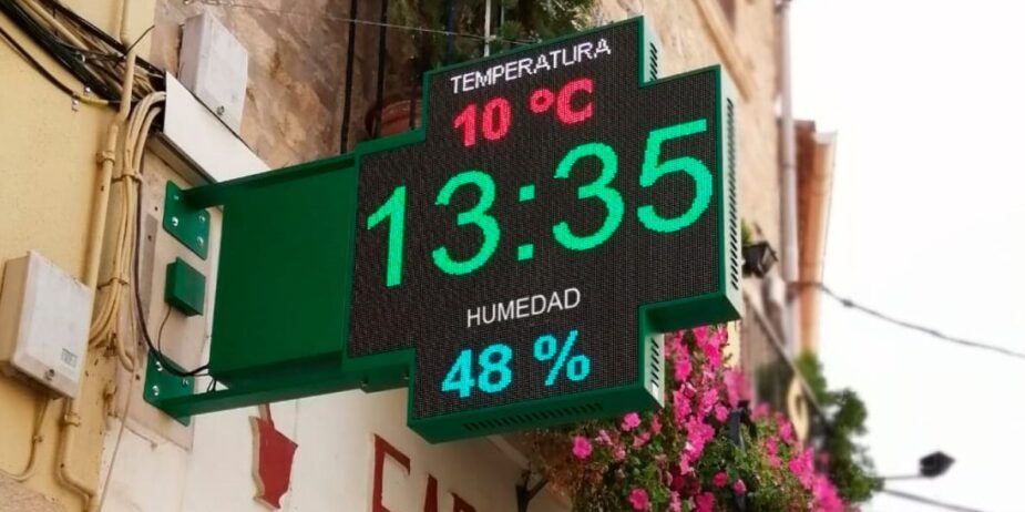 Fachada de una farmacia con una cruz LED visible para atraer la atención de los peatones.
