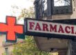 Cruz LED instalada en la fachada de una farmacia mostrando información digital y mejorando la visibilidad del establecimiento.