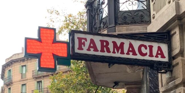 como-elegir-cruz-led-farmacia Cruz LED instalada en la fachada de una farmacia mostrando información digital y mejorando la visibilidad del establecimiento.