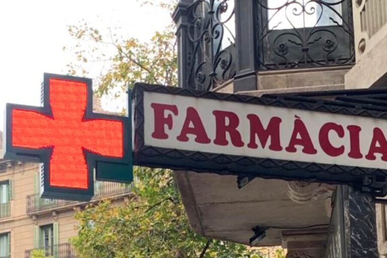 Cruz LED instalada en la fachada de una farmacia mostrando información digital y mejorando la visibilidad del establecimiento.
