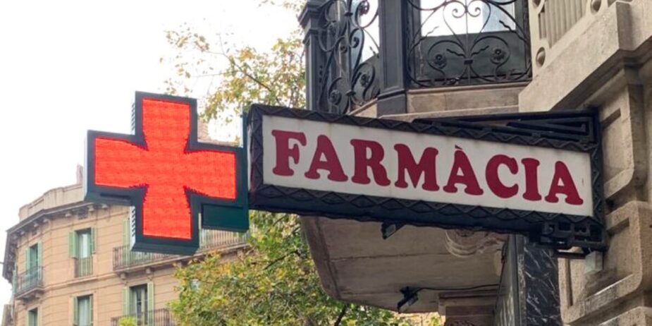 Cruz LED instalada en la fachada de una farmacia mostrando información digital y mejorando la visibilidad del establecimiento.