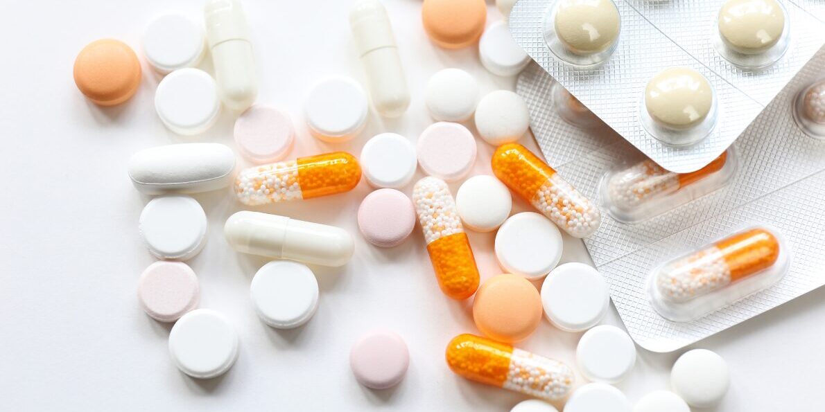 cuando-automatizar-servicio-spd-farmacia Farmacéutico evaluando la automatización del servicio SPD en una farmacia con sistemas de preparación de medicación.