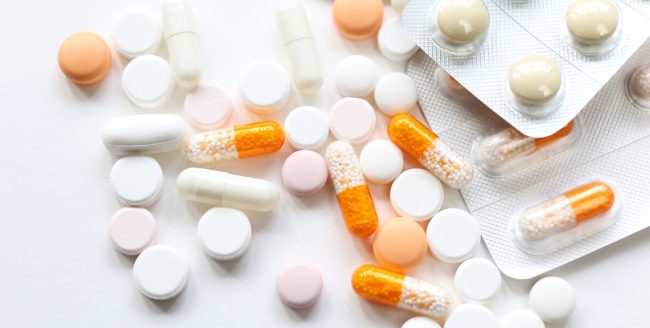 Farmacéutico evaluando la automatización del servicio SPD en una farmacia con sistemas de preparación de medicación.