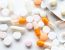 Farmacéutico evaluando la automatización del servicio SPD en una farmacia con sistemas de preparación de medicación.