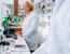 Farmacéutica haciendo cobros en una farmacia atenta para evitar descuadres en el cierre de caja