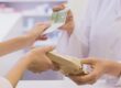 Comparación entre la gestión manual del efectivo y un sistema automatizado de cobro en una farmacia.