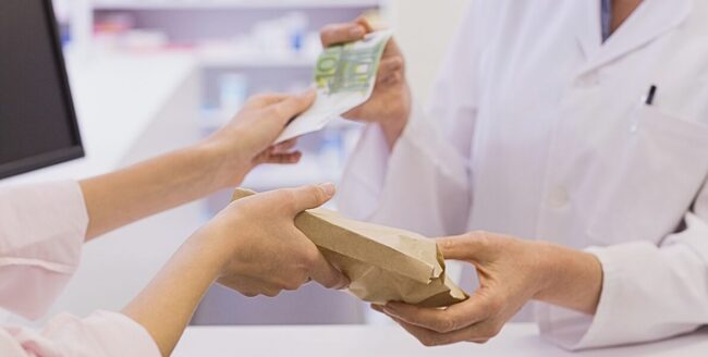 Comparación entre la gestión manual del efectivo y un sistema automatizado de cobro en una farmacia.
