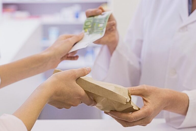 Comparación entre la gestión manual del efectivo y un sistema automatizado de cobro en una farmacia.
