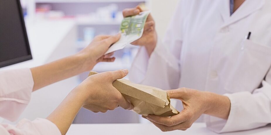 Comparación entre la gestión manual del efectivo y un sistema automatizado de cobro en una farmacia.
