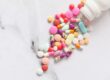 Farmacéutica organizando un servicio SPD con protocolos de trabajo y control de la medicación.